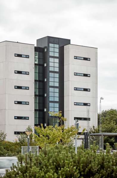 Aluminiumprofile verbinden Betonkarrees miteinander, Svanelundsbakken 16–22, 9800 Hjørring, Dänemark